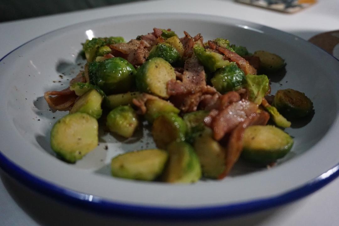 适合闺蜜聚会的小菜：黄油风味培根炒孢子甘蓝