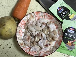 快手菜—土豆咖喱鸡的做法 步骤1