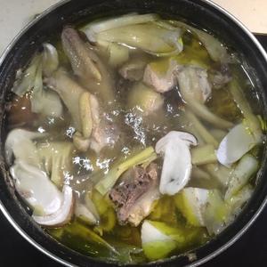 鲜姬松茸冬笋鸡汤的做法 步骤3