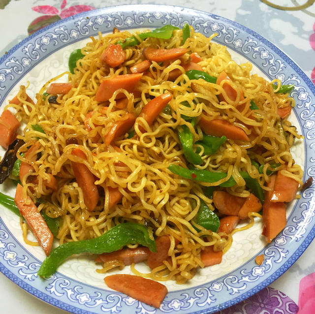 桃子汽泡做的炒方便面