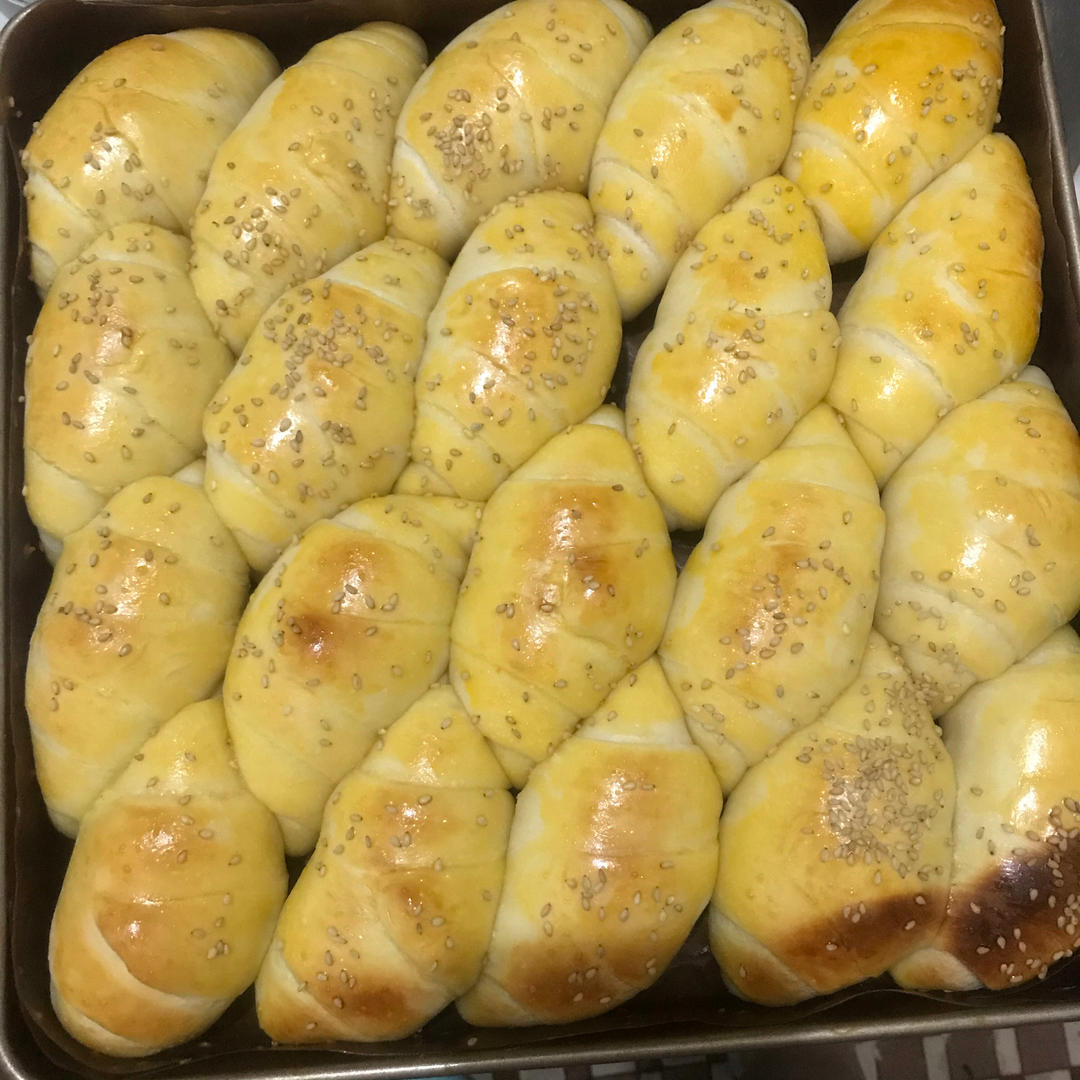 又香又软又拉丝，咬一口奶香十足！超治愈的淡奶油波兰种小餐包