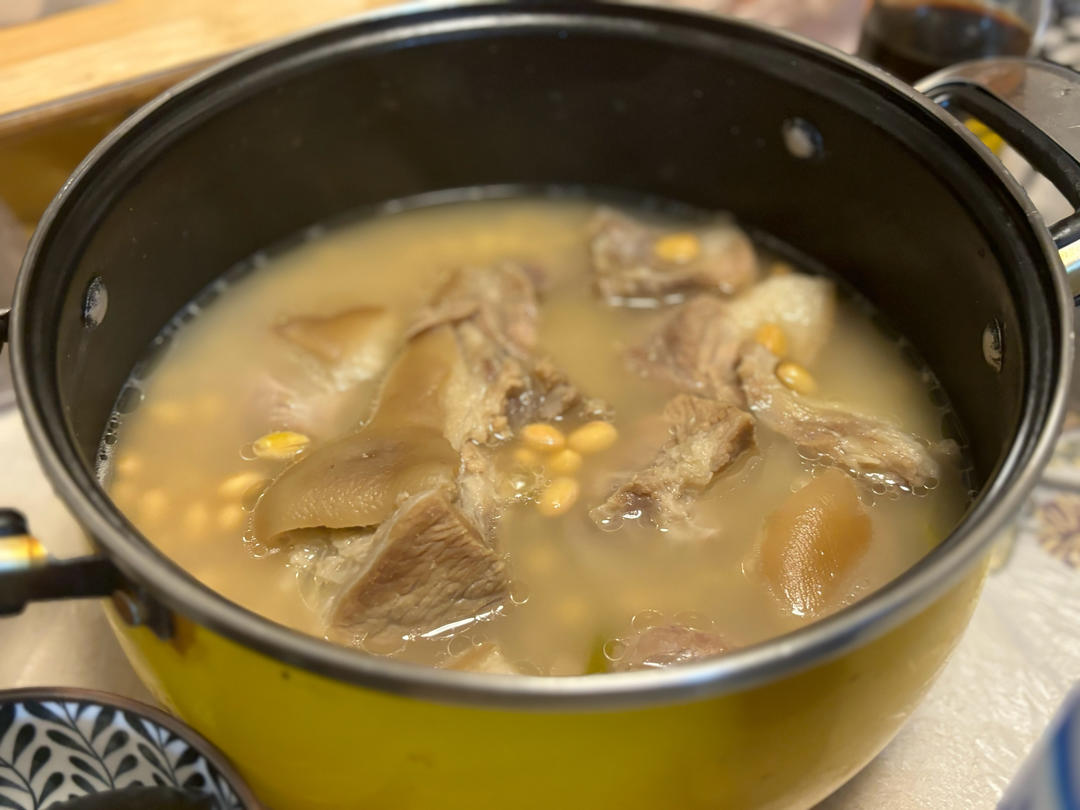 不油不腻不骚的清汤黄豆炖猪蹄猪脚汤