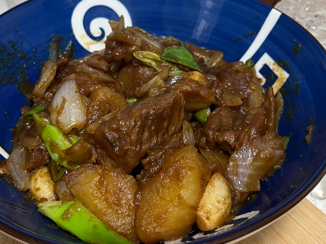 好吃到一边吃一边冲来分享菜谱的【黑蒜子土豆牛腩】