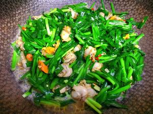 韭菜炒扇贝肉的做法 步骤6