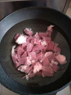 胡萝卜番茄土豆炖牛肉（冬日里的一锅乱炖）的做法 步骤2