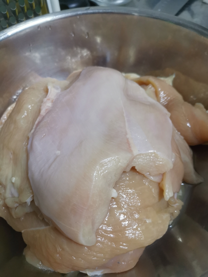 上手简单，不会做饭的人也可以做的很好吃，腌制鸡胸肉的做法 步骤3
