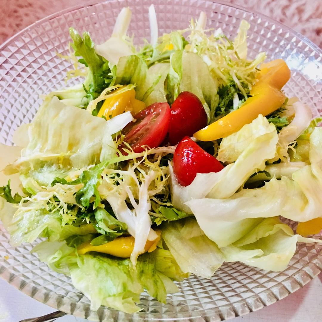 沙拉 大拌菜 阿丸哦做的大拌菜 赞 圆生菜,苦菊,嫩黄瓜,紫甘蓝叶子