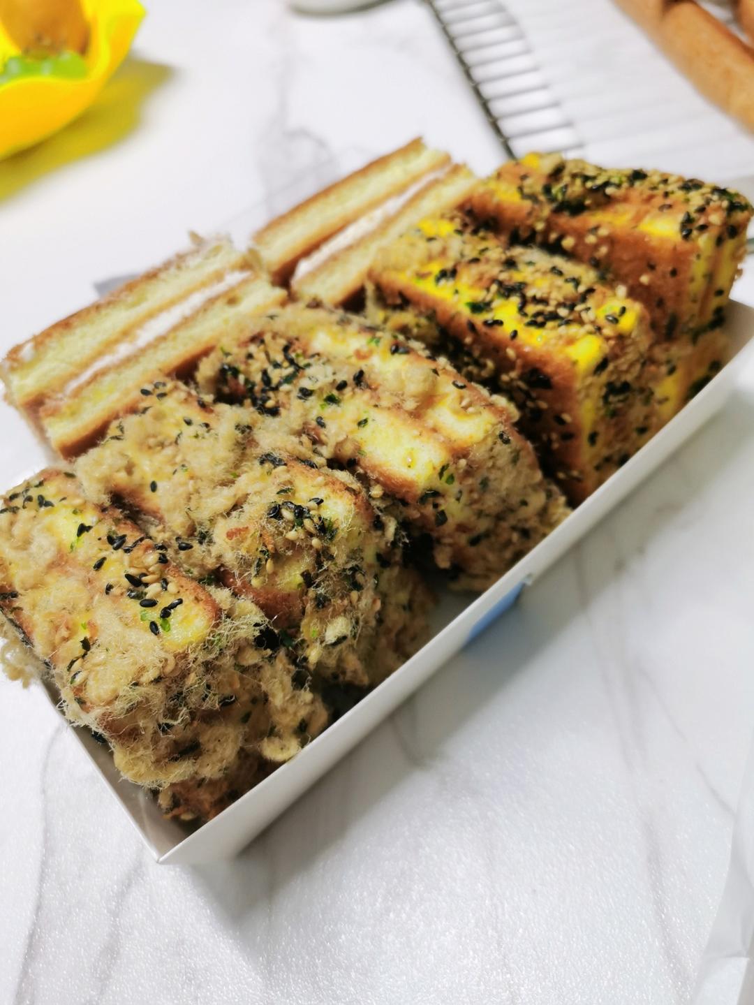 海苔肉松小贝，超软空气蛋糕胚，卡仕达酱夹心，味道完胜鲍师傅