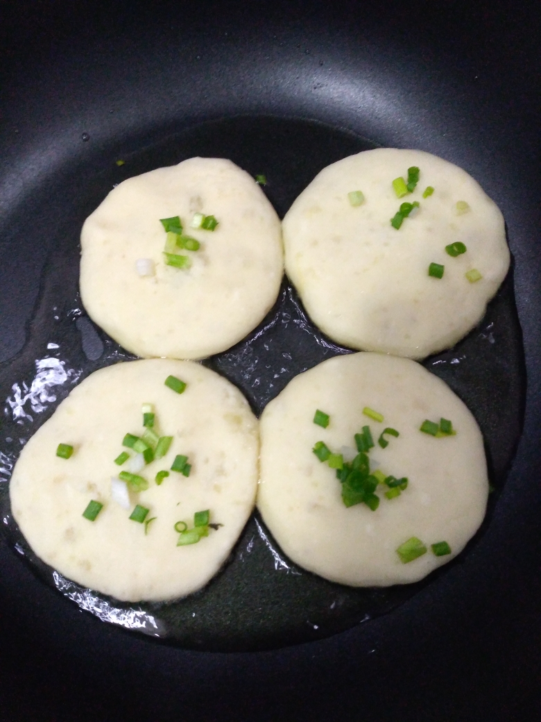 超简单的葱香土豆饼的做法 步骤3