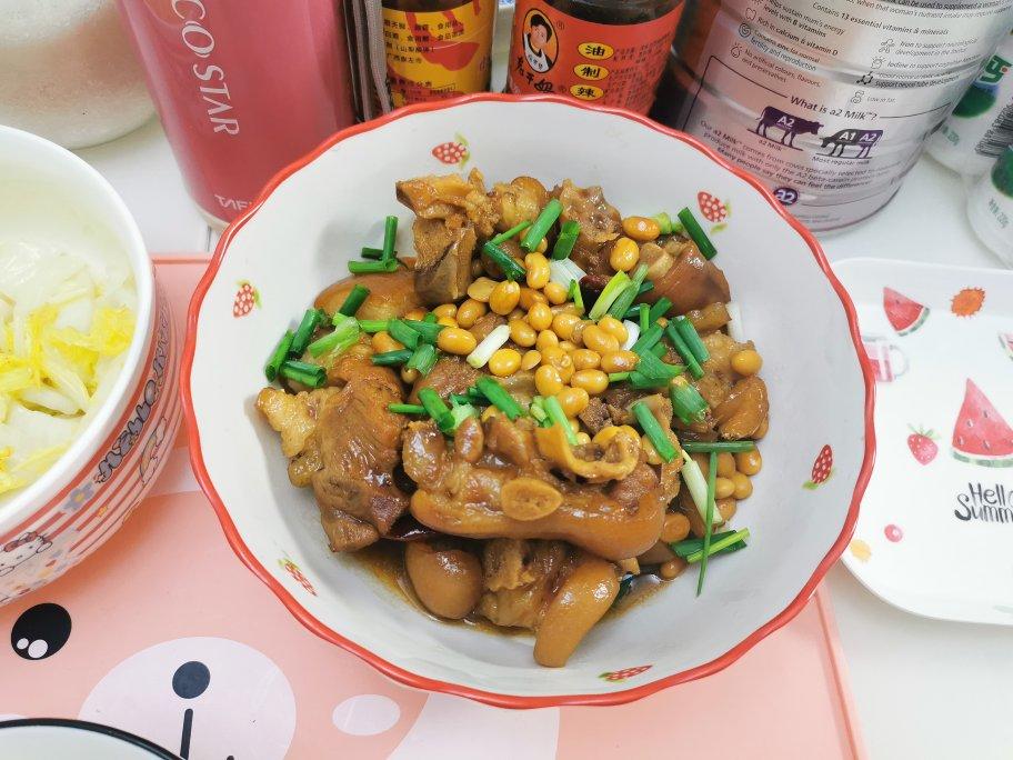 流口水的黄豆炖猪蹄