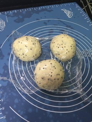 黑芝麻椰子油吐司（象印面包机中种法）的做法 步骤3