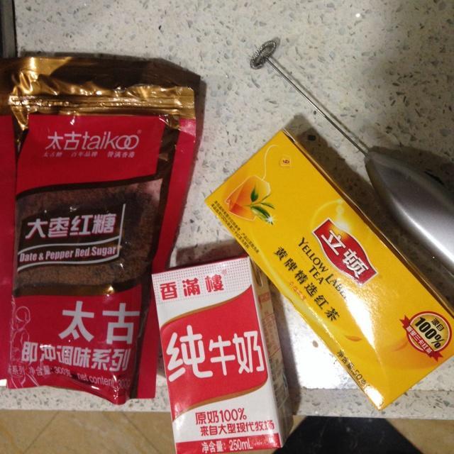 洋气血气大姨妈！红枣黑糖红茶拿铁的做法 步骤1