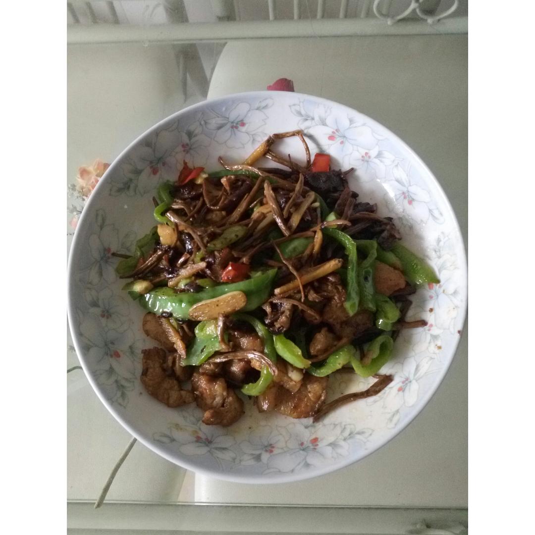 五花肉干锅茶树菇