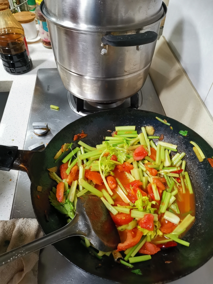 西红柿芹菜炒面筋酸甜咸香的做法 步骤4