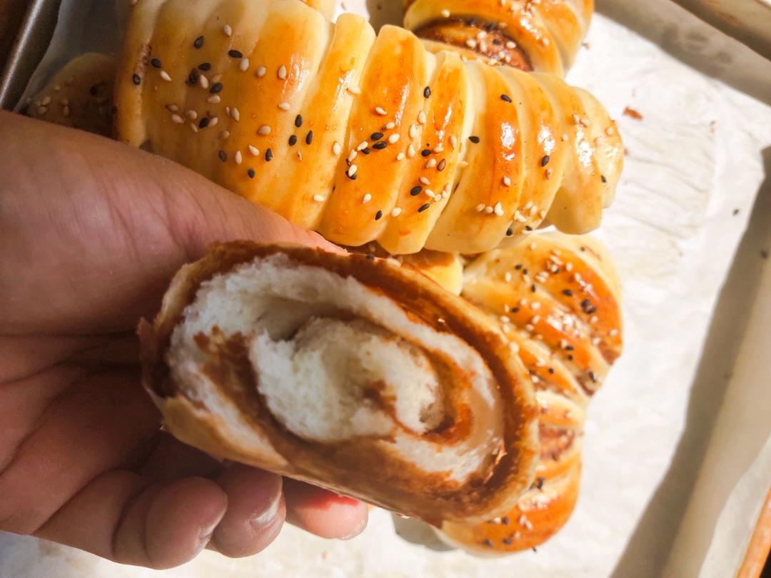 街头卖爆的毛毛虫豆沙面包