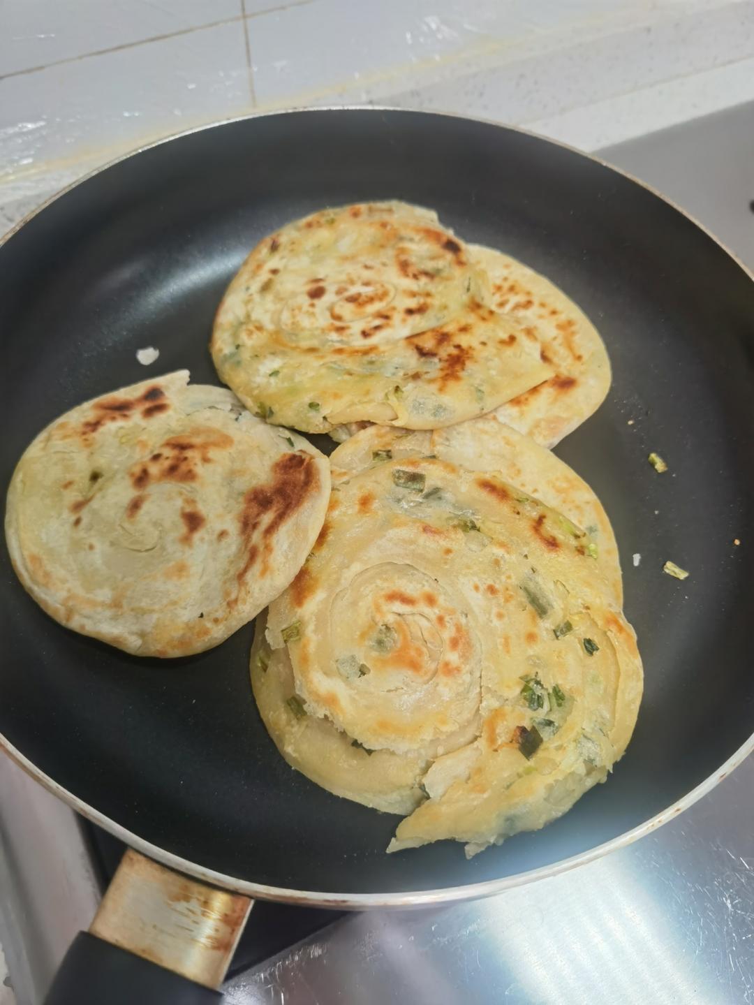 家常葱油饼 柔软多层 凉了也不硬 附细节视频详解