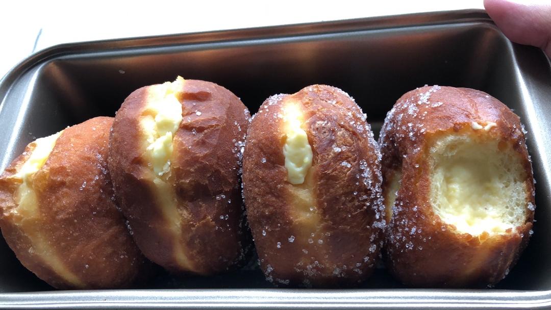 好吃到哭泣的甜甜圈VANILLA CREAM-FILLED DOUGHNUTS