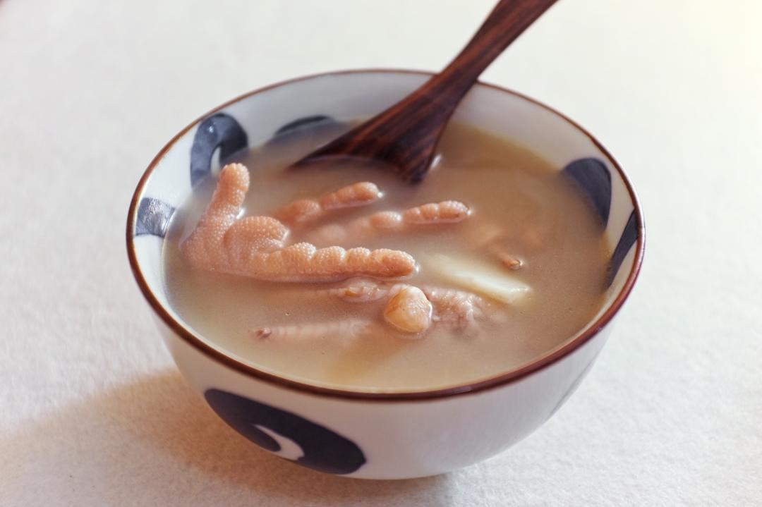 辛仝做的花生眉豆蒜头煲鸡脚汤
