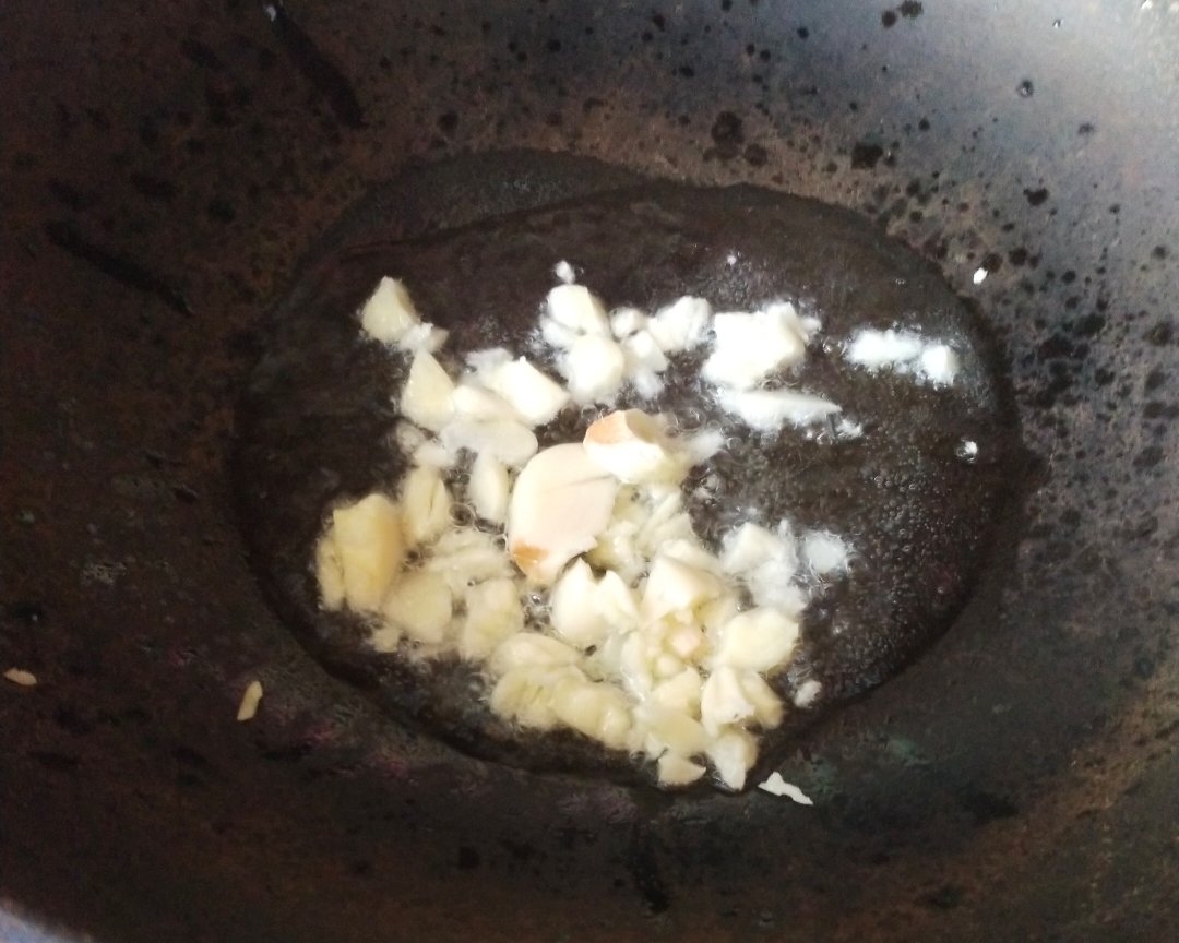 〈清炒油麦菜〉，偶尔吃点素😃。欣小厨 😉的做法 步骤2