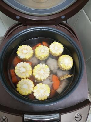 玉米红萝卜莲藕猪骨汤的做法 步骤4