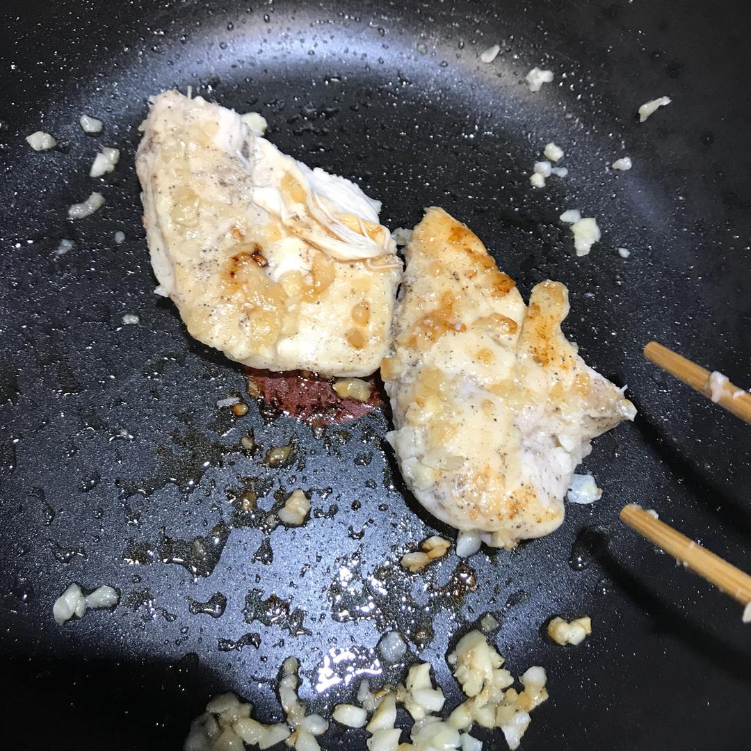 酷炫屌炸天好吃的煎鸡胸肉（香蒜蜂蜜煎鸡胸肉）