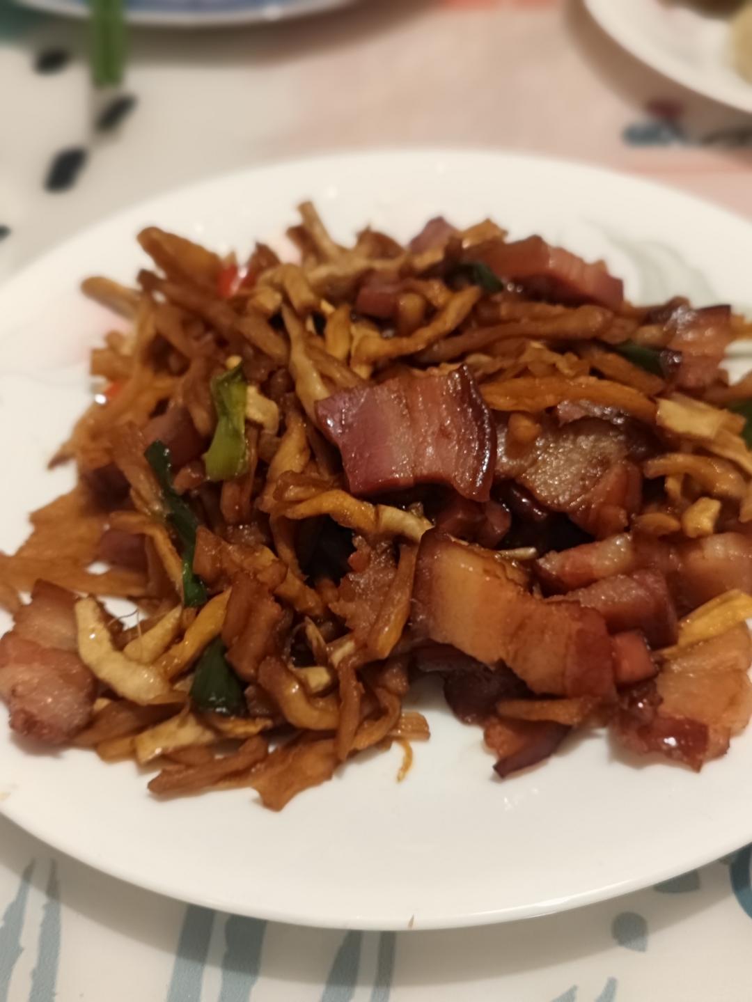 萝卜干炒腊肉（湘菜）新增腊肉快速去咸的方法
