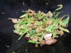 老丁的私房菜-干锅花菜的做法 步骤4