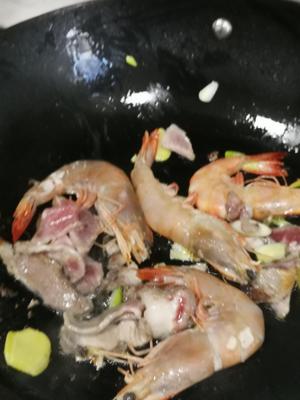 秘制青岛大虾炖白萝卜的做法 步骤3