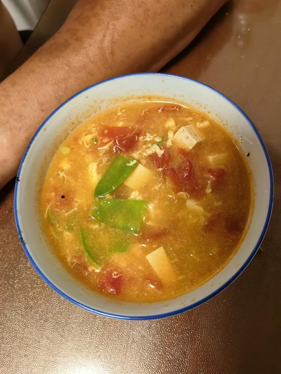 不腻的西红柿蔬菜汤