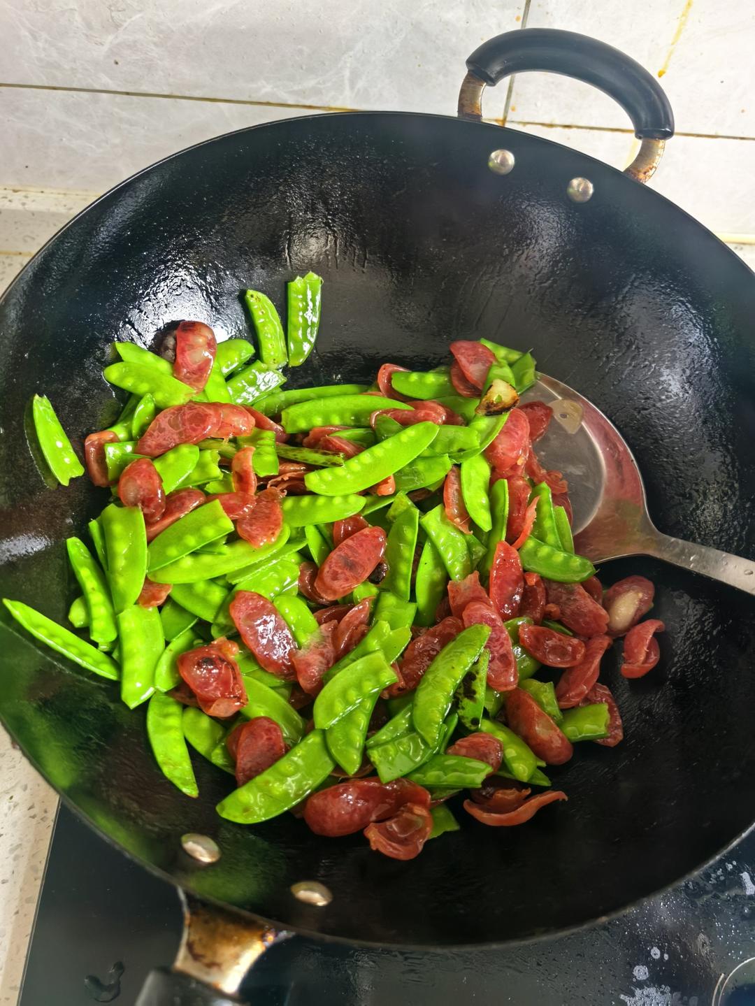 无比简单的荷兰豆炒腊肠，营养又好吃～！