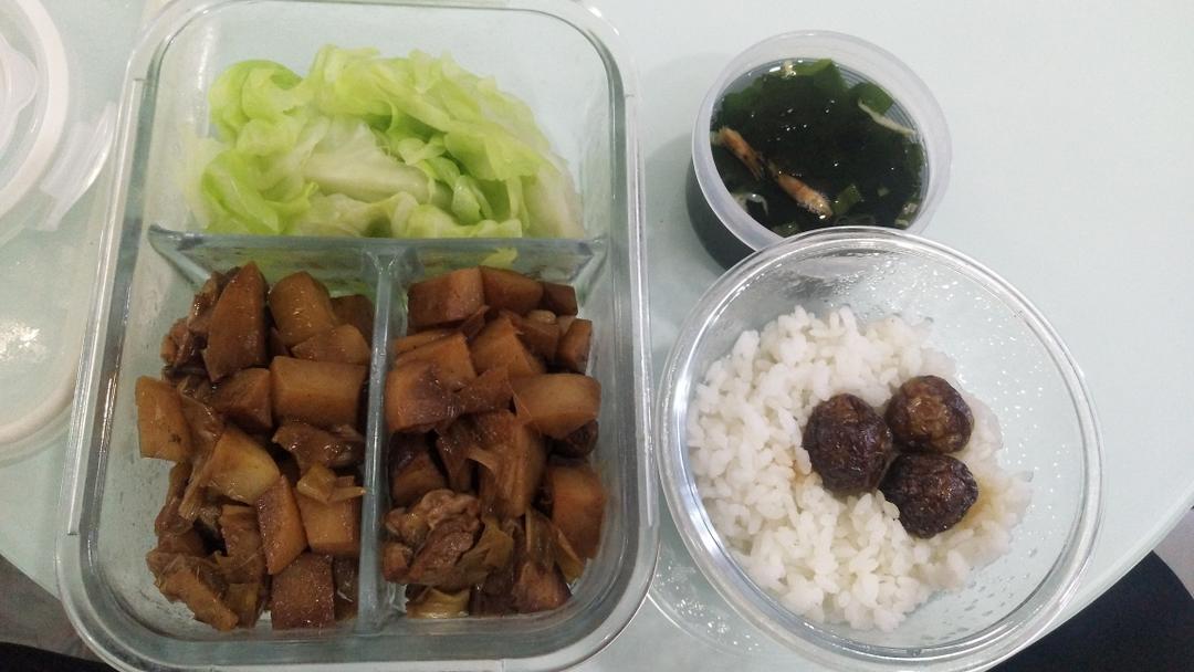 土豆花菇小排配水煮包菜便当