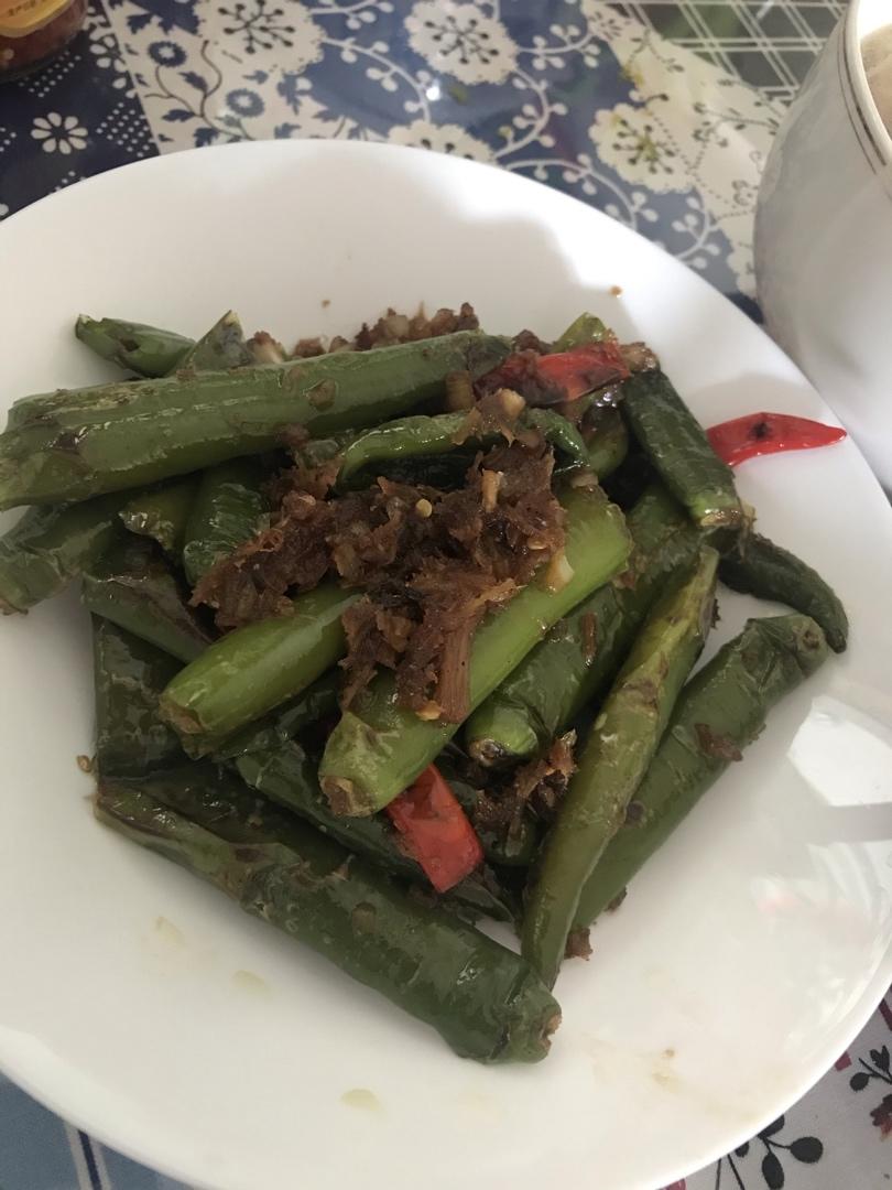 厨师长教你：“虎皮青椒”的家常做法，不放油柴火慢煎，很开胃