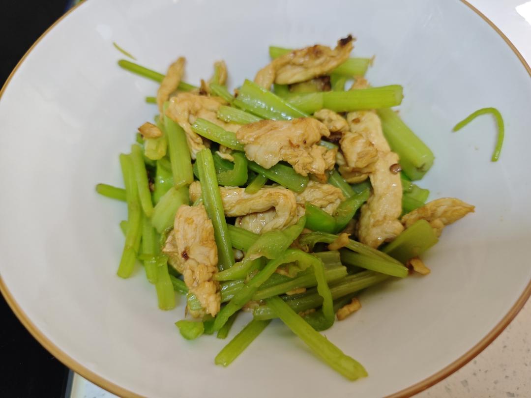 青椒芹菜炒肉