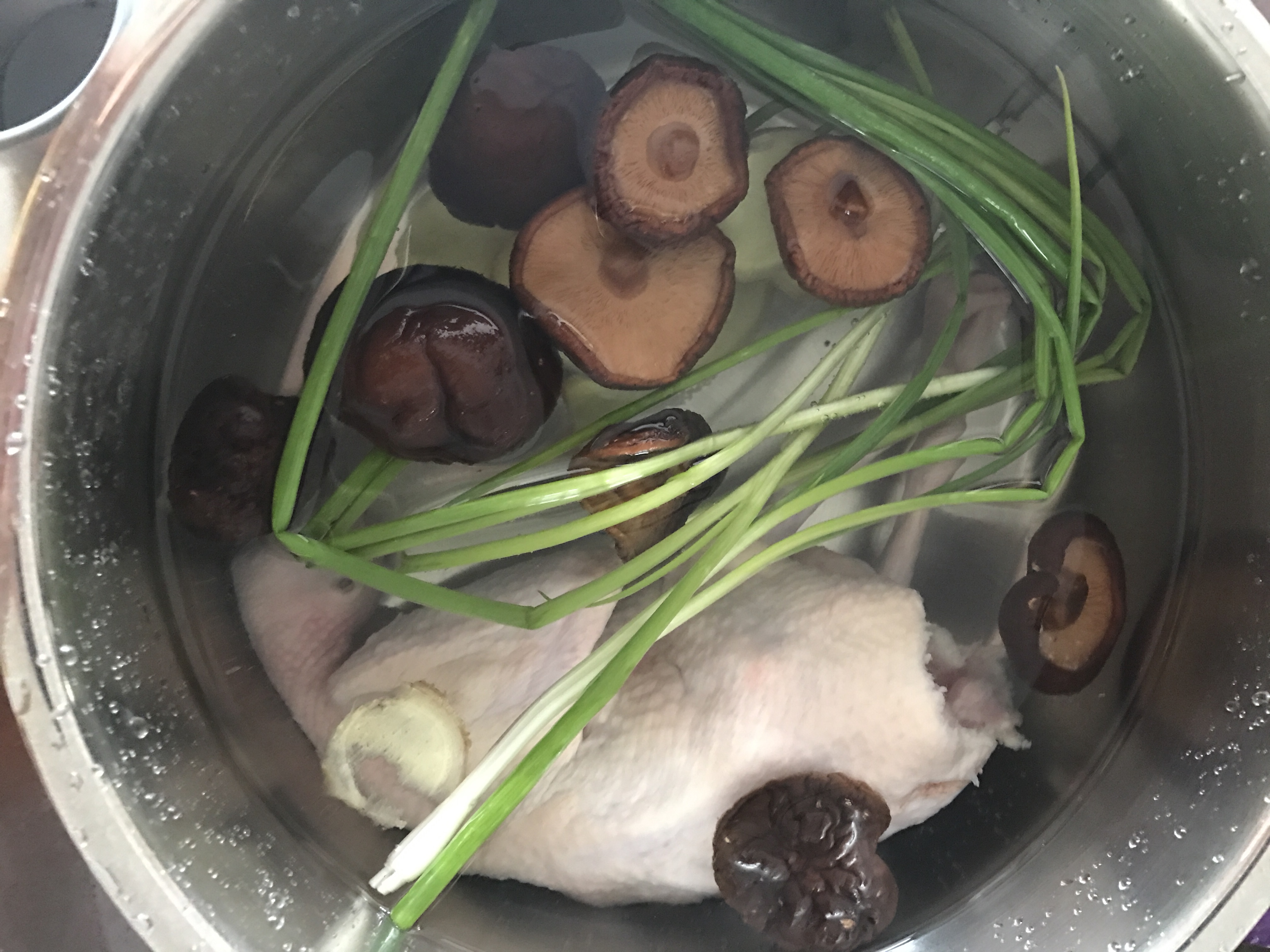 鸽子香菇汤的做法 步骤3