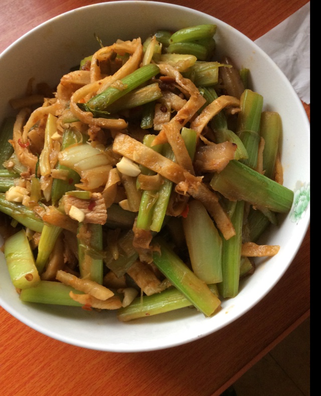 素菜：芹菜炒豆腐干