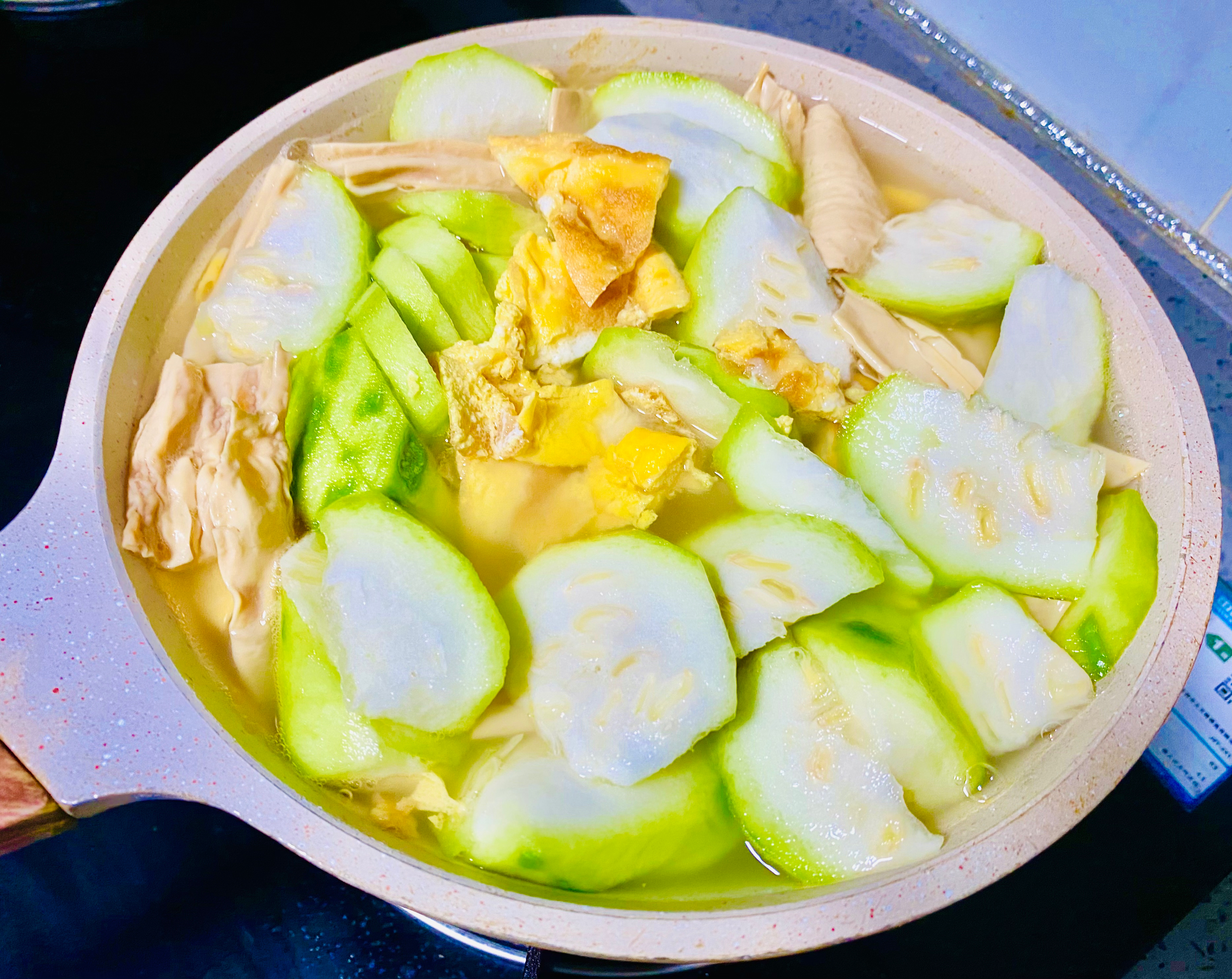 【夏天汤水】丝瓜鸡蛋腐竹汤的做法 步骤5