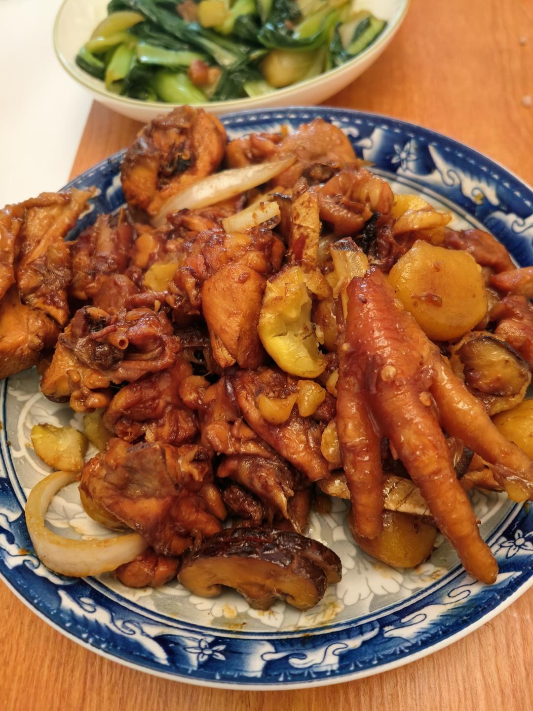 厨师长教你：“板栗烧鸡”的家常做法，咸鲜美味，汤汁浓郁