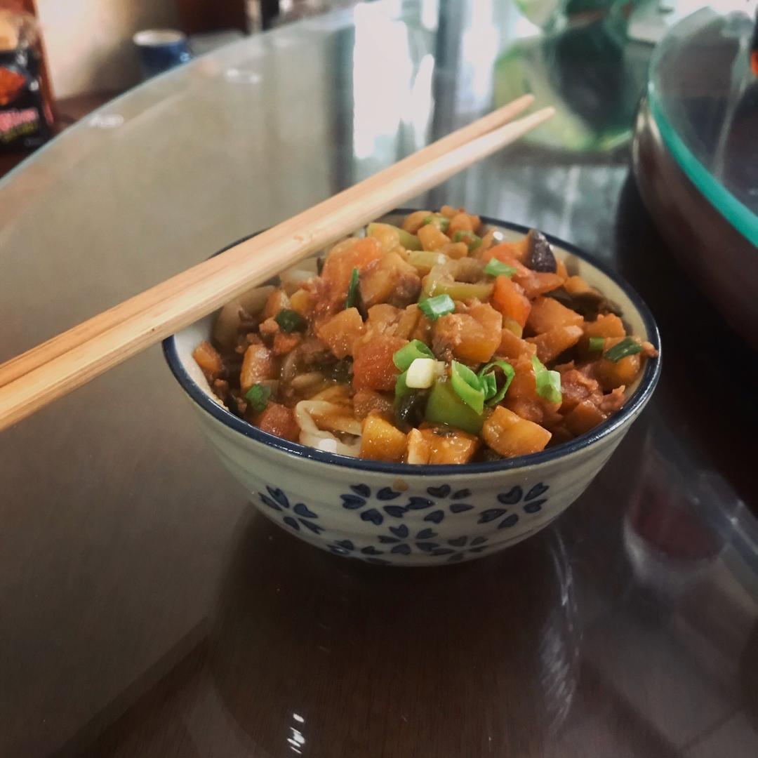 肉沫茄丁尖椒卤，拌面拌饭都是绝配！