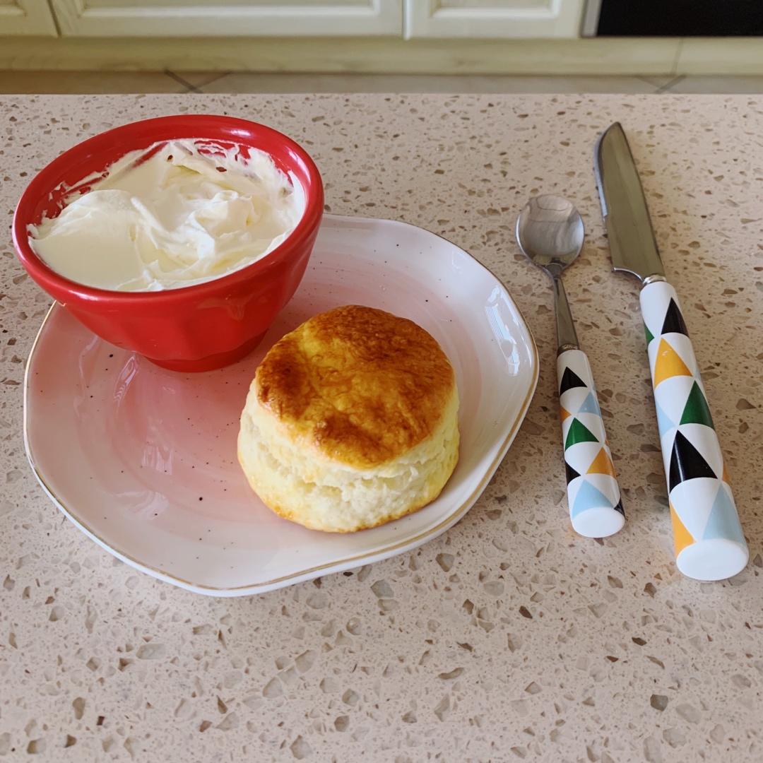 【视频】3分钟 奶油司康Scone(可能是世界上最快手的司康) 消耗淡奶油～