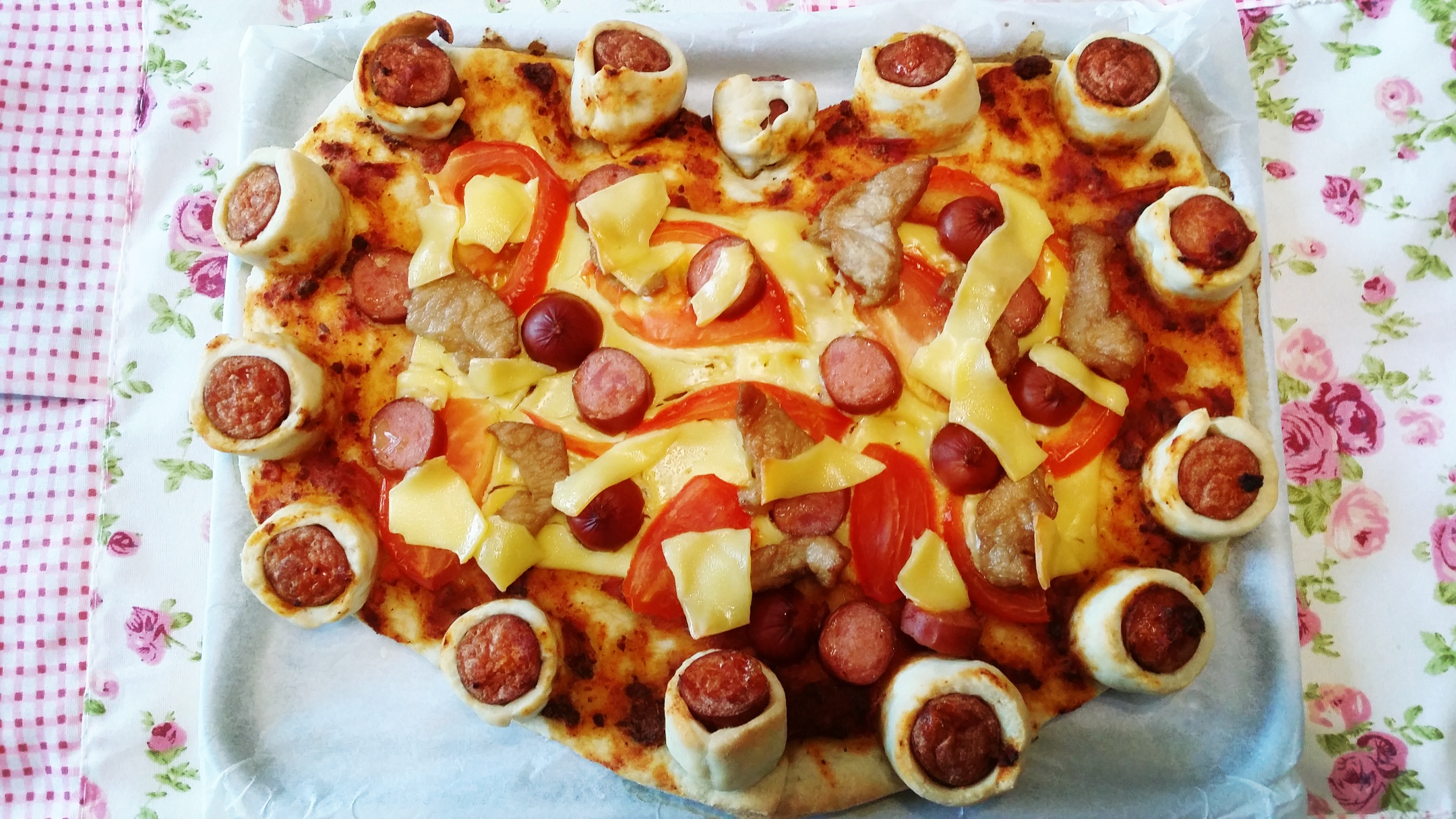 萨米肠蘑菇花边披萨