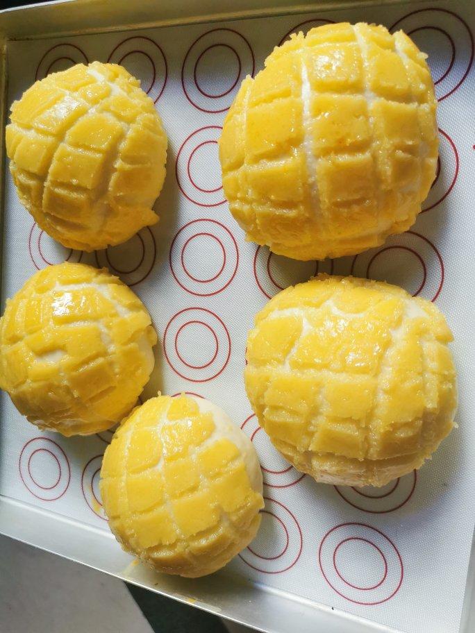 好吃到炸裂的港式菠萝包（附带制作酥皮的小视频）