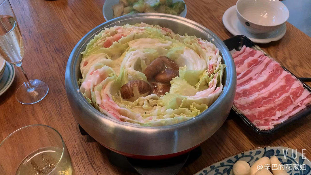 【辣白菜五花肉千层锅】