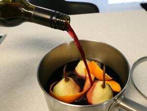 红酒煮梨Poached Pears的做法 步骤2