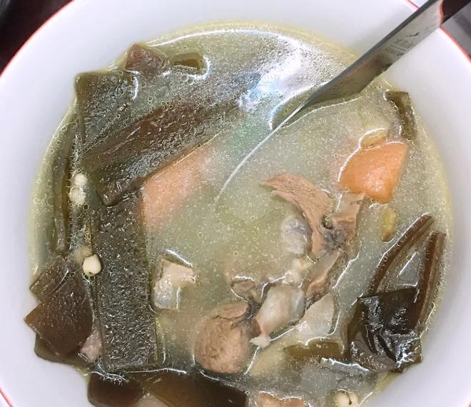 海带薏米雪梨龙骨汤的做法