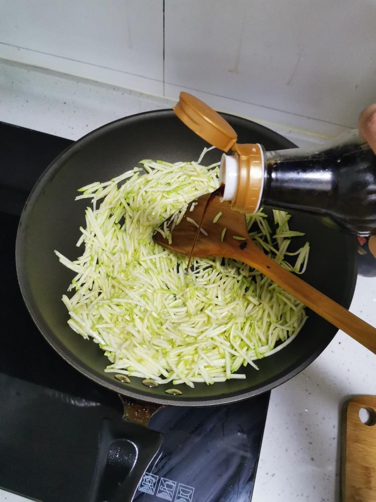 西葫芦鸡蛋粉丝汤 ，成品图拍的不好看，所以用这个做封面