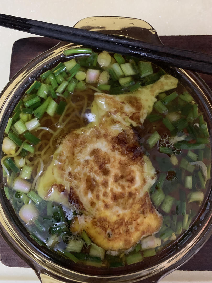 一碗清汤面 🍜 —— 秋日里的治愈系