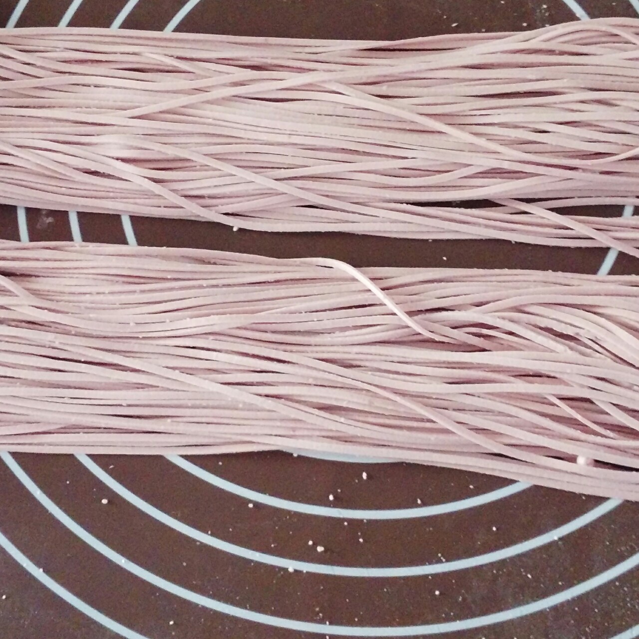 自制纯天然蔬菜汁彩色面条