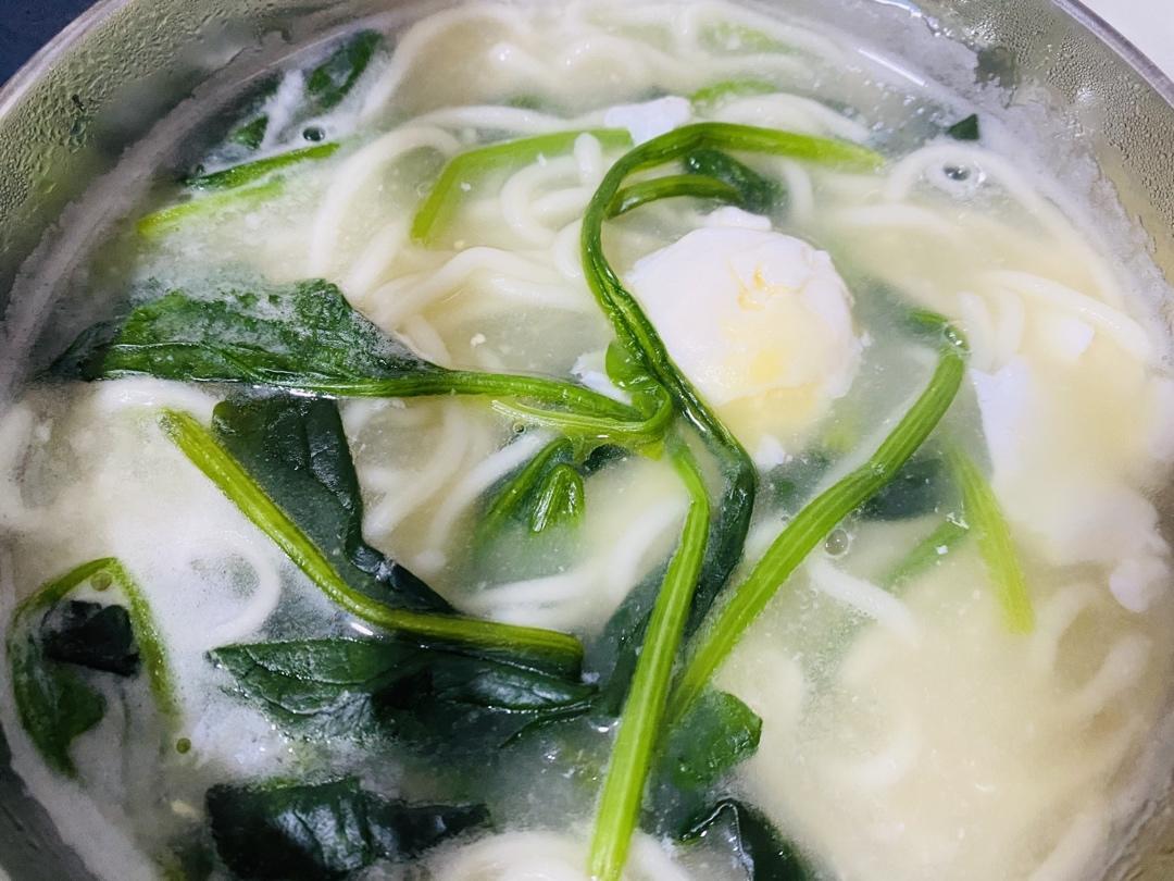 菠菜鸡蛋面（煮荷包蛋不破的技巧）
