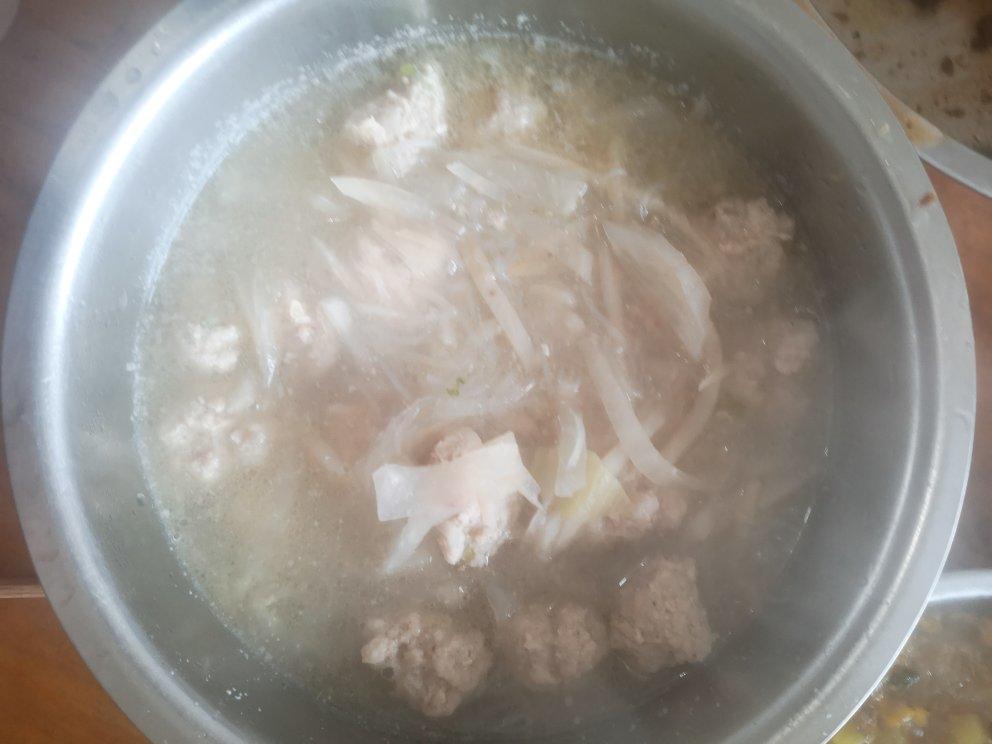 白萝卜丸子粉丝汤