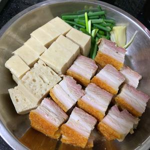 超好吃的腐竹千页豆腐焖火腩(烧肉)的做法 步骤2